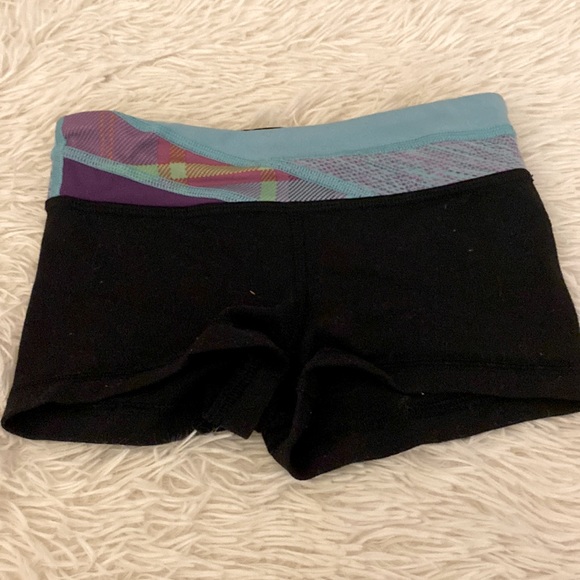 Great condition ivivva butty shorts. Reversible black one side pattern other - Picture 3 of 5
